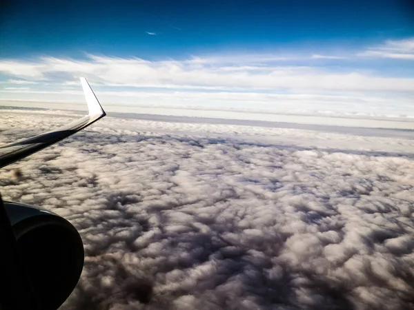 Vista Nuvens Brancas Enginie Plano Asa Conceito Transporte Espaço Cópia — Fotografia de Stock
