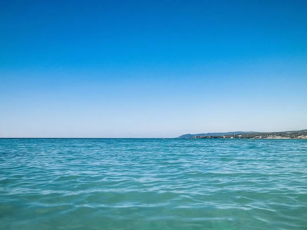 ティレニア海のターコイズブルーの水 旅行や自然コンセプト 晴れた夏の日 スペースのコピー — ストック写真