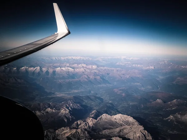 Pohled Okna Letadla Alpách Křídlo Letadla Motorce Koncept Cestování Dopravy — Stock fotografie