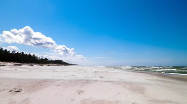 Polonya, Stilo 'daki kumsal. Baltık Denizi kıyısı. Boşluğu mavi gökyüzünde kopyala.