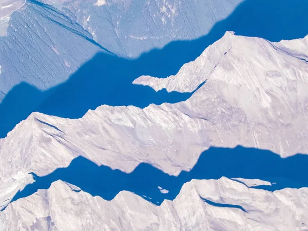 Alpen Uitzicht Bergen Vanuit Het Raam Van Het Vliegtuig Landbuig — Stockfoto