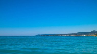 Vada, İtalya 'nın deniz ve kıyıları. Şeffaf, turkuaz su ve beyaz kum. Seyahat ve doğa kavramı.