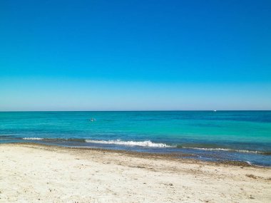 Vada 'daki kumsal, şeffaf, turkuaz su ve beyaz kum. Seyahat ve doğa kavramı.