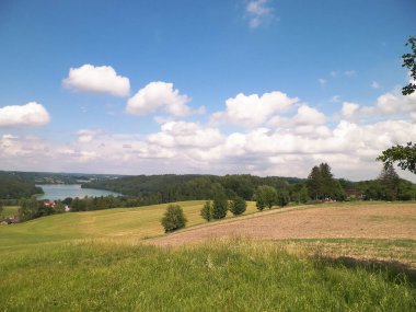 Tepeler, çayırlar ve güzel Ostrzyckie Gölü, Kashubia, Polonya manzarası..