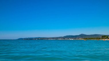 Vada, İtalya 'nın deniz ve kıyıları. Şeffaf, turkuaz su ve beyaz kum. Seyahat ve doğa kavramı.