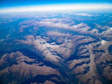 Dünya ve Alp Dağları 'nın Ufku. Uzay gemisi ya da uçaktan görüntüle.