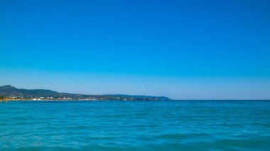 Vada, İtalya 'nın deniz ve kıyıları. Şeffaf, turkuaz su ve beyaz kum. Seyahat ve doğa kavramı.