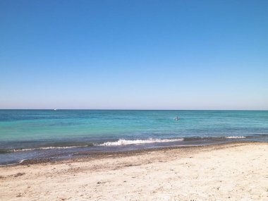 Vada 'daki kumsal, şeffaf, turkuaz su ve beyaz kum. Seyahat ve doğa kavramı.