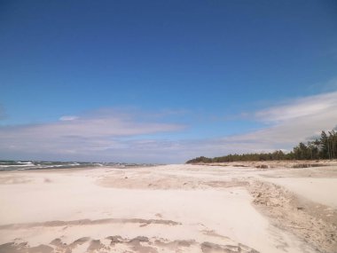 Polonya, Stilo 'daki kumsal. Baltık Denizi kıyısı. Boşluğu mavi gökyüzünde kopyala.