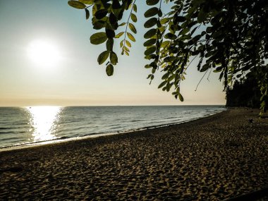 Baltc Denizi üzerinde gün batımının güzel manzarası ve Gdynia, Polonya 'da kumlu bir plaj. Doğa ve seyahat kavramı.