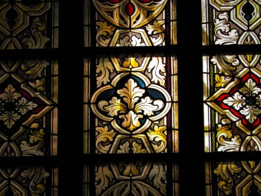 Mimari arka plan olarak lekeli camlar. Frombork 'ta baş-görüşürüz. Sanat geçmişi. Frombork Katedrali 'nde Aziz Andrew.