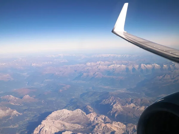 Vista Janela Avião Alpes Asa Avião Enginie Conceito Viagem Transporte — Fotografia de Stock