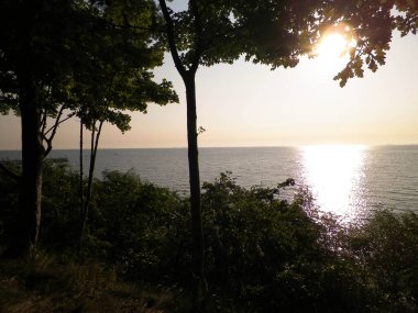 Yaz doğası - Polonya 'nın Gdynia kentindeki Baltc Denizi üzerinde gün batımının güzel manzarası. Doğa ve seyahat kavramı.