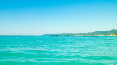 Vada, İtalya 'nın deniz ve kıyıları. Şeffaf, turkuaz su ve beyaz kum. Seyahat ve doğa kavramı.