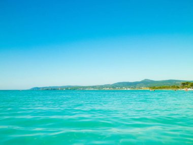 Vada, İtalya 'nın deniz ve kıyıları. Şeffaf, turkuaz su ve beyaz kum. Seyahat ve doğa kavramı.