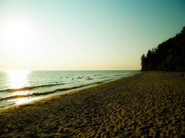 Orlowski Kayalıkları üzerinde gün doğumu ve Polonya 'nın Baltık Denizi kıyısında güzel kumlu bir sahil. Polonya doğası, tatiller ve turizm kavramı.