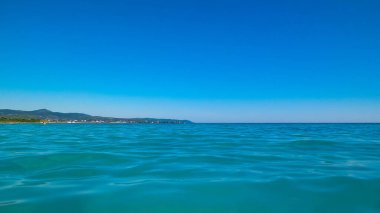 Vada, Toskana, İtalya 'da deniz kıyısında. Yaz gününde Akdeniz doğası, mavi gökyüzü arka planında Tyrhenian deniz suyu. Tatiller ve doğa konsepti. Boşluğu kopyala.