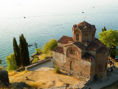 Kaneo 'daki Aziz John Manastırı. Mimarlık, turizm ve din kavramı. Kaneo 'daki Aziz John Kilisesi Ochrid Gölü kıyısındaki en karakteristik kiliselerden biridir..