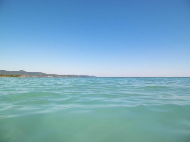 Vada, Toskana, İtalya 'da deniz kıyısında. Yaz gününde Akdeniz doğası, mavi gökyüzü arka planında Tyrhenian deniz suyu. Tatiller ve doğa konsepti. Boşluğu kopyala.