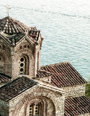 Kaneo 'daki Aziz John Manastırı. Mimarlık, turizm ve din kavramı. Kaneo 'daki Aziz John Kilisesi Ochrid Gölü kıyısındaki en karakteristik kiliselerden biridir..