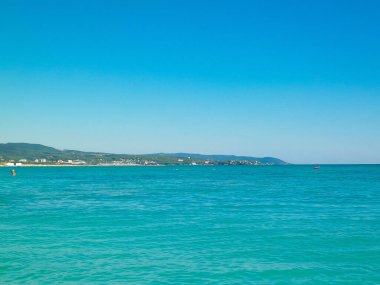 Sahil ve şeffaf, Tiren Denizi 'nin turkuaz suyu. Seyahat ve doğa kavramı. Güneşli bir yaz günü. Boşluğu kopyala.