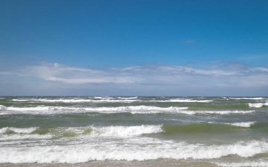 Baltık Denizi 'nin nefes kesici manzarası. Gökyüzünde boşluk kopyala.