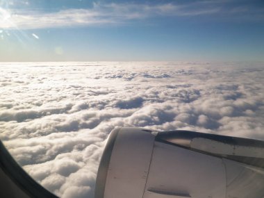 Pencereden uçak motoru görünüyor. Seyahat kavramı.