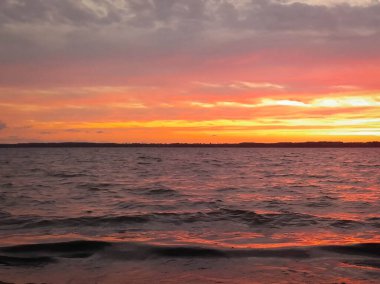 Baltık Denizi üzerinde gün doğumu ya da gün batımı. Doğanın güzelliği.