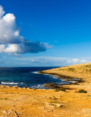Çöl, Malta 'nın kıyı bölgesi. Marfa Yarımadası. Akdeniz.