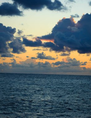 Akdeniz üzerinde güzel gün doğumu veya gün batımı gökyüzü.