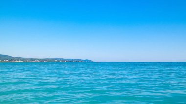 Sahil ve şeffaf, Tiren Denizi 'nin turkuaz suyu. Seyahat ve doğa kavramı. Güneşli bir yaz günü. Boşluğu kopyala.