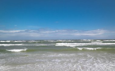 Baltık Denizi 'nin nefes kesici manzarası. Gökyüzünde boşluk kopyala.