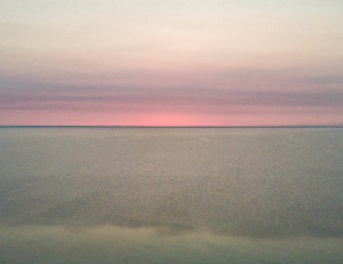 Baltık Denizi 'nin şaşırtıcı gündoğumu. Kuzey Polonya.