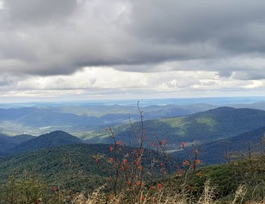 Bieszczady Dağları 'nın tepesinde kara bulutlar. Fırtına geliyormuş. Polonya 'nın güneyi.
