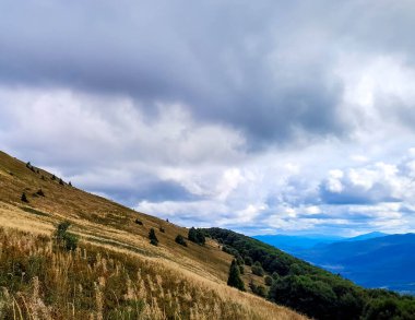 Bieszczady Dağları 'nın tepesinde kara bulutlar. Fırtına geliyormuş. Polonya 'nın güneyi.