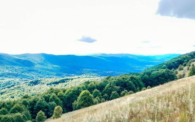 Bieszczady Dağları üzerinde güneşli ve bulutlu bir gün. Polonya 'nın güneyi.
