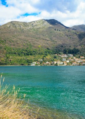 Kotorska Körfezi kıyısında küçük bir köy. Karadağ.