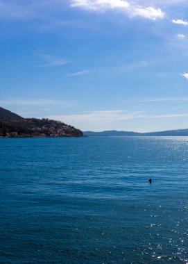 Karadağ 'ın Kotor Körfezi kıyı şeridi. Adriyatik Denizi 'nin Güzelliği.