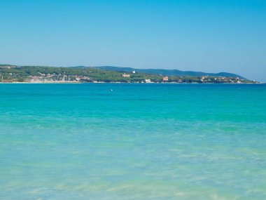 İtalya, Vada 'da sahil ve sahil. Şeffaf, turkuaz su ve beyaz kum. Seyahat ve doğa kavramı.