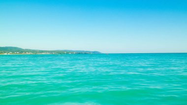 Sahil ve şeffaf, Tiren Denizi 'nin turkuaz suyu. Seyahat ve doğa kavramı. Güneşli bir yaz günü. Boşluğu kopyala.