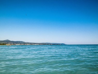 Tiren Denizi 'nin turkuaz suyu. Seyahat ve doğa kavramı. Güneşli bir yaz günü. Boşluğu kopyala.