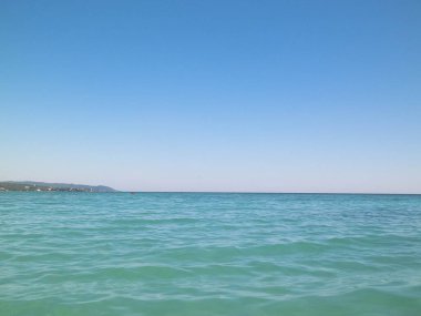 Tiren Denizi 'nin turkuaz suyu. Seyahat ve doğa kavramı. Güneşli bir yaz günü. Boşluğu kopyala.