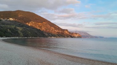 Akşam Budva yakınlarında Jaz Plajı. Baharın başlarında.