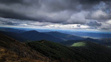 Bieszczady 'de fırtına geliyor. Karpatlar. Doğanın güzelliği.