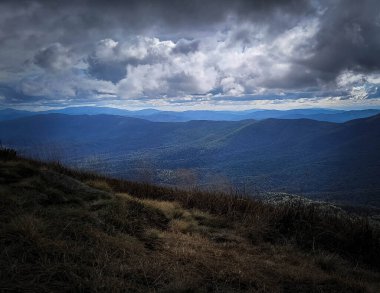 Bieszczady 'de fırtına geliyor. Karpatlar. Doğanın güzelliği.