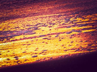 Güneş ışınları okyanus yüzeyine yansıyor. Doğal arkaplan.