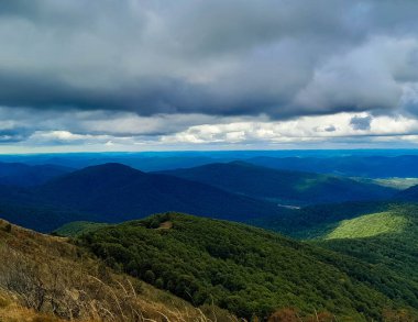 Dağın tepesinden Bieszczady 'nin güzel manzarası. Dağ turizmi.