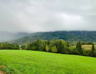 Bieszczady Dağları 'nın tepesinde kara bulutlar. Fırtına geliyormuş. Polonya 'nın güneyi.