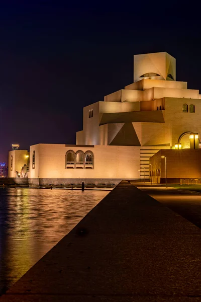 Doha, Katar - 26 Ağustos 2020: Katar limanı Doha 'daki İslami Sanat Müzesi' nin gece çekimlerinde modern Arap mimarisi gösterildi