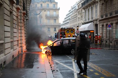 Sarı ceketli Paris. Mouvement des Gilets sarılığı. 8 Aralık.